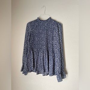 Women’s boutique blouse. flowy arms tapered at wrists. Ruched bodice